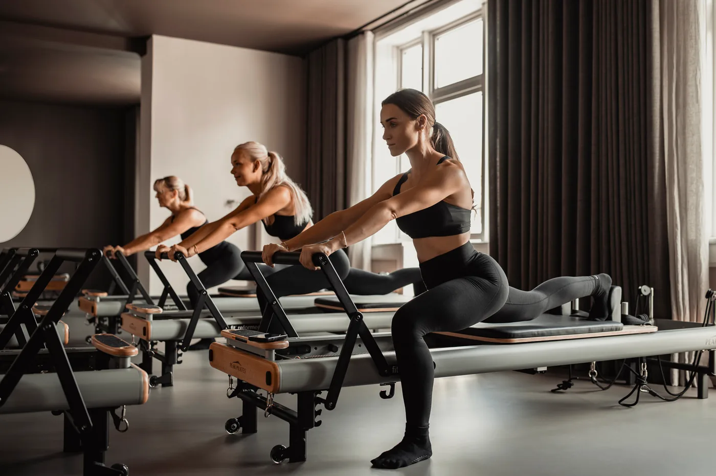 Clase grupal de Reformer junto a la ventana