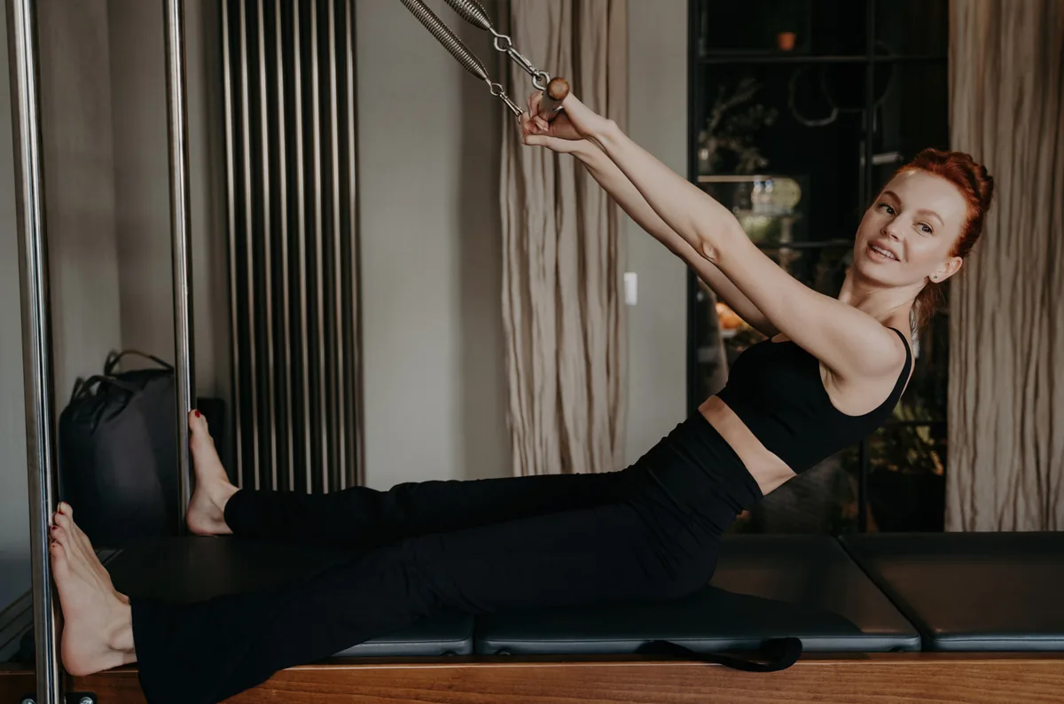 Ejercicio con correas en el Reformer