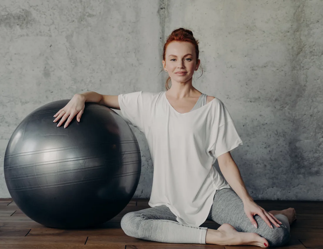 Instructora de Pilates en un espacio sereno de hormigón